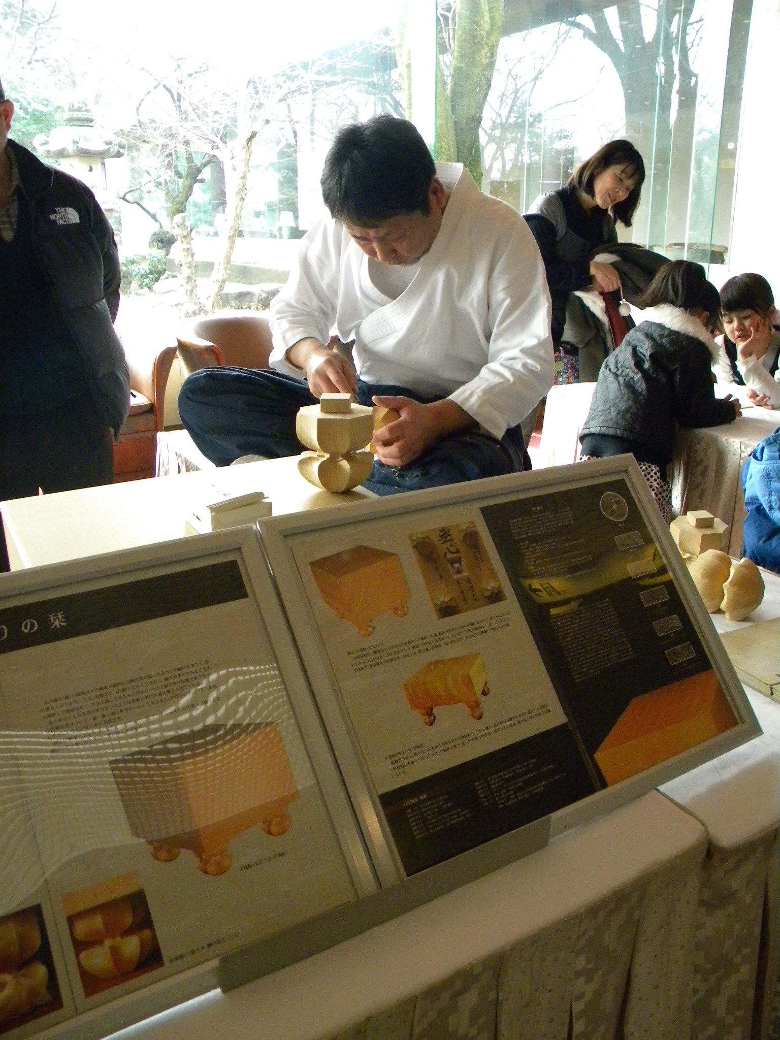 将棋盤の脚製作を実演